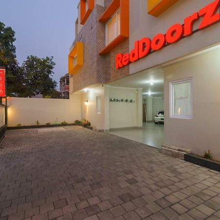 Отель Reddoorz Near Taman Makam Pahlawan Cikutra Бандунг Экстерьер фото