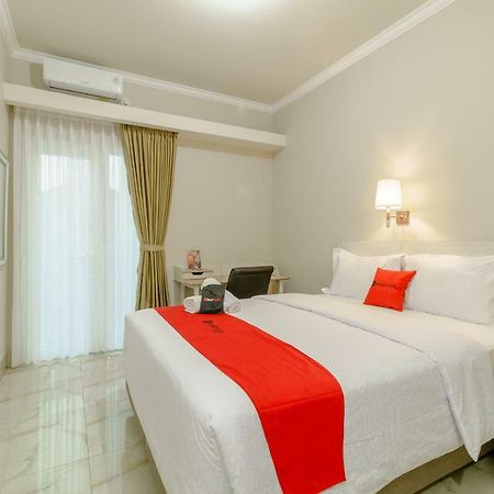 Отель Reddoorz Near Taman Makam Pahlawan Cikutra Бандунг Экстерьер фото