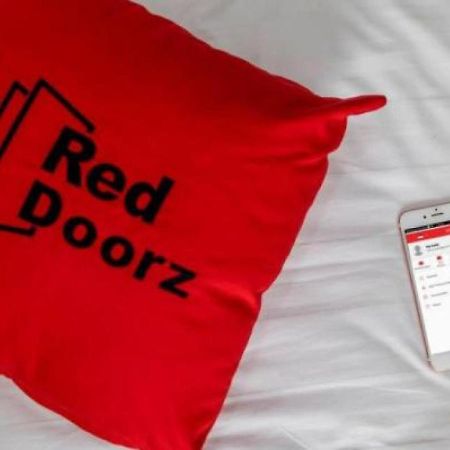 Отель Reddoorz Near Taman Makam Pahlawan Cikutra Бандунг Экстерьер фото