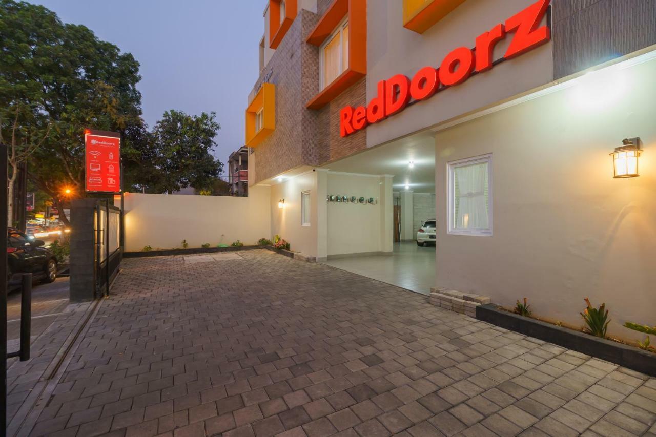 Отель Reddoorz Near Taman Makam Pahlawan Cikutra Бандунг Экстерьер фото