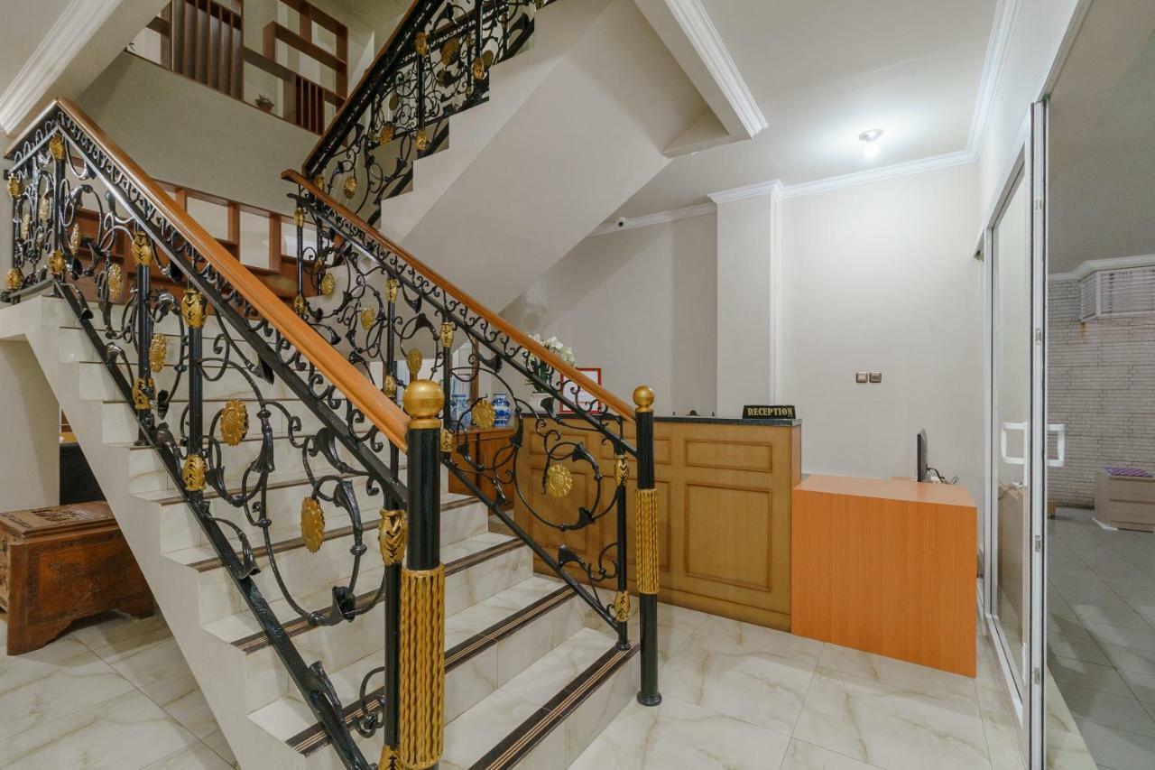 Отель Reddoorz Near Taman Makam Pahlawan Cikutra Бандунг Экстерьер фото