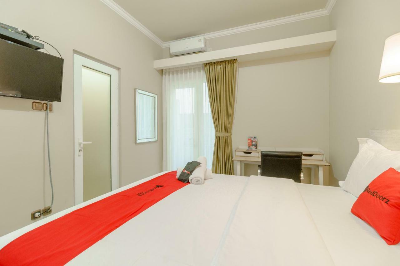 Отель Reddoorz Near Taman Makam Pahlawan Cikutra Бандунг Экстерьер фото