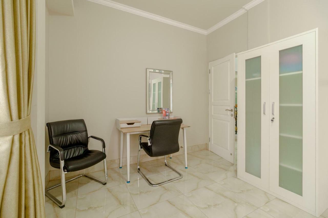 Отель Reddoorz Near Taman Makam Pahlawan Cikutra Бандунг Экстерьер фото