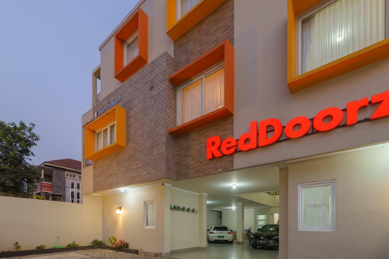 Отель Reddoorz Near Taman Makam Pahlawan Cikutra Бандунг Экстерьер фото