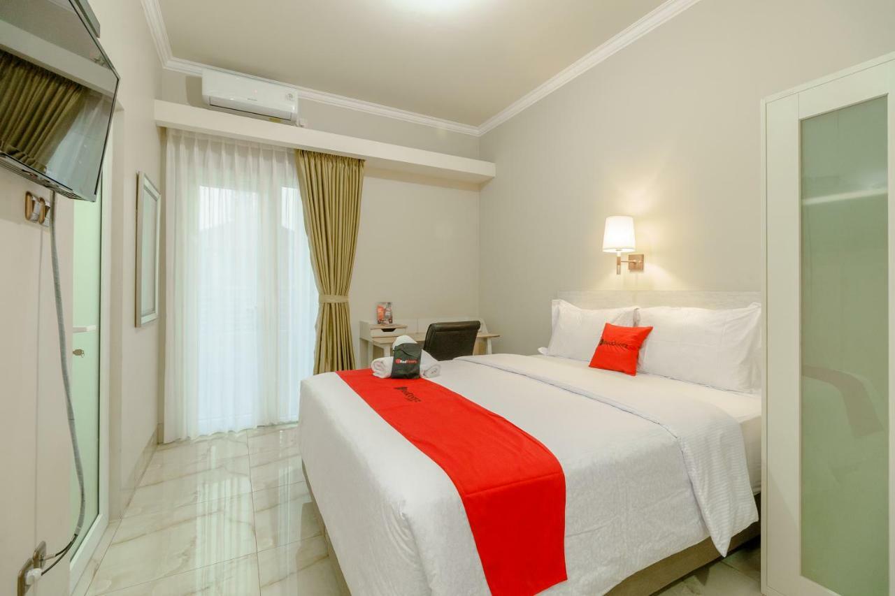 Отель Reddoorz Near Taman Makam Pahlawan Cikutra Бандунг Экстерьер фото