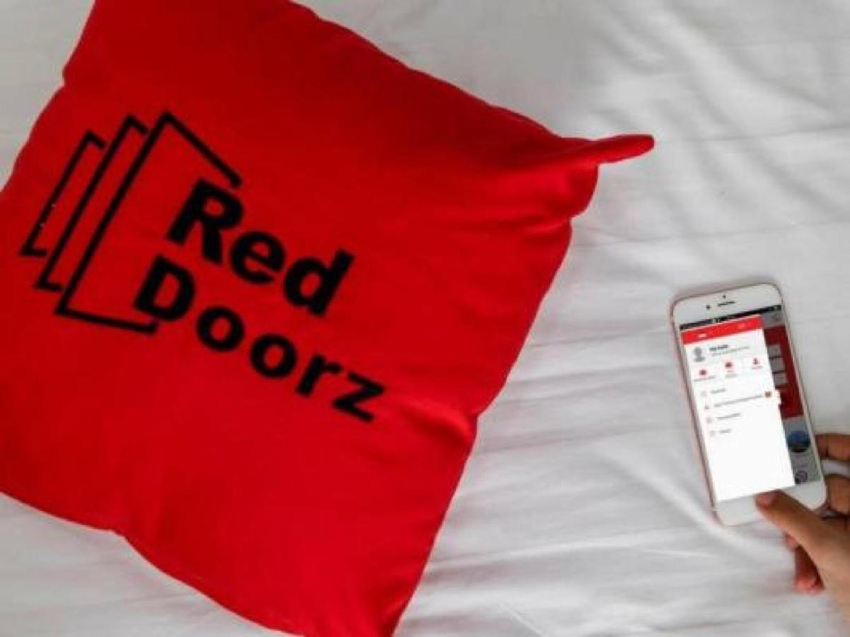 Отель Reddoorz Near Taman Makam Pahlawan Cikutra Бандунг Экстерьер фото